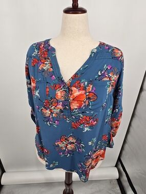 torrid Teal Blue Floral V-Neck Blouse Red & Pink Blooms Size 00 (10) 6688